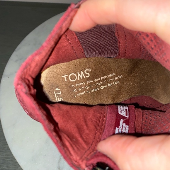 EUC TOMS “Majorca” Peep Toe Perforated Burgundy Wine Suede Ankle Booties Sz 7.5 - Picture 9 of 17